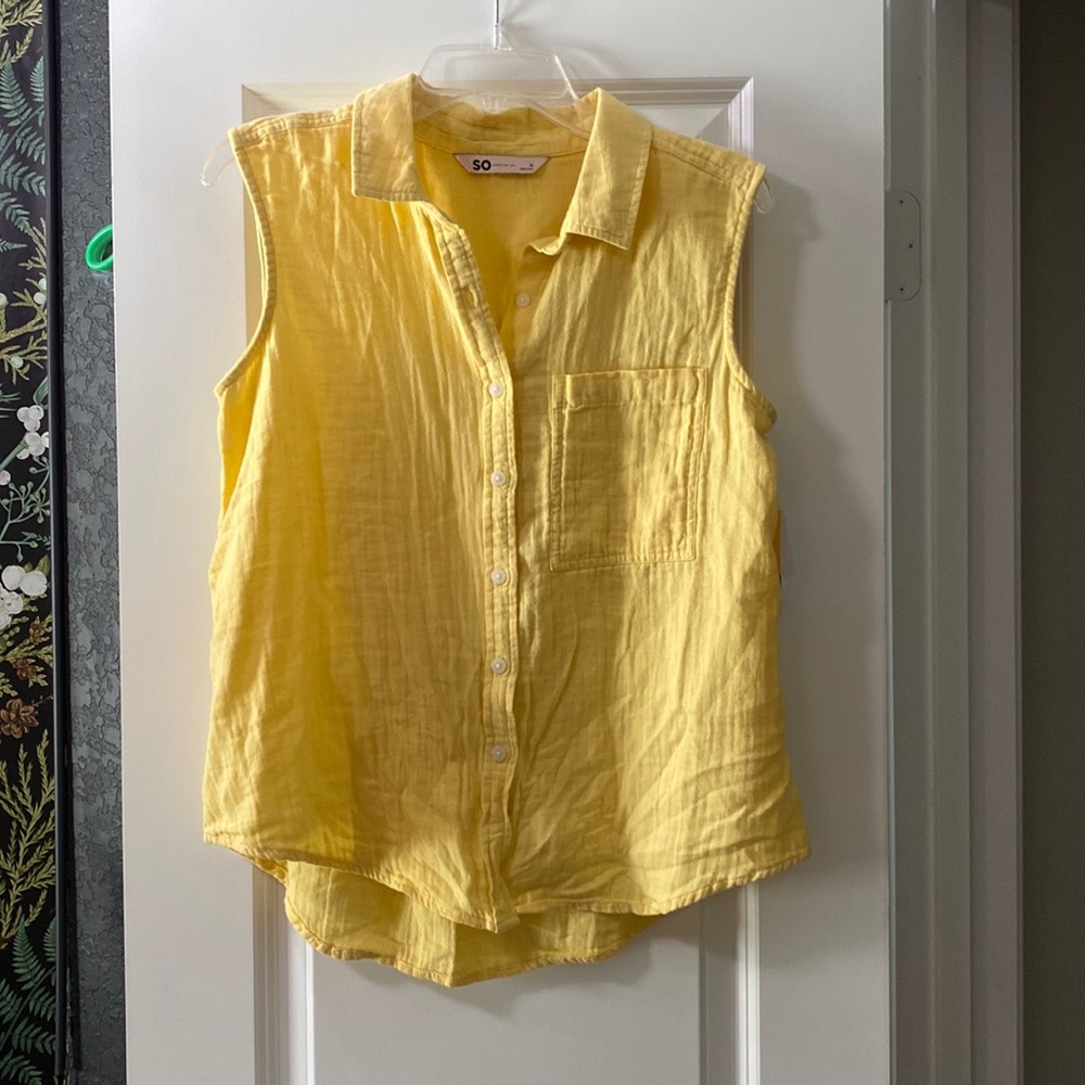 NWT Medium Yellow Sleeveless Button Down